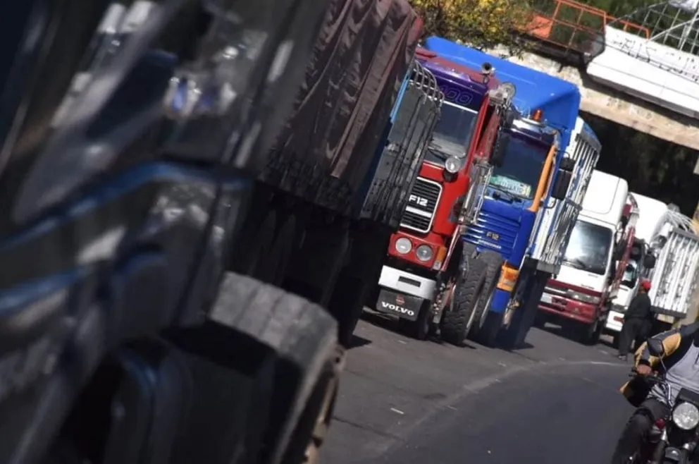 Camiones en la fila por diésel en Cochabamba. Foto: Opinión