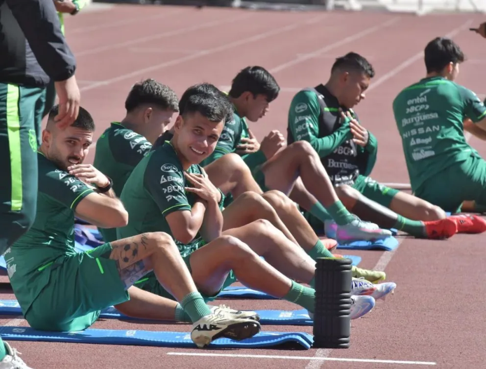 Villarroel junto a sus compañeros en el trabajo de este viernes. Foto:APG