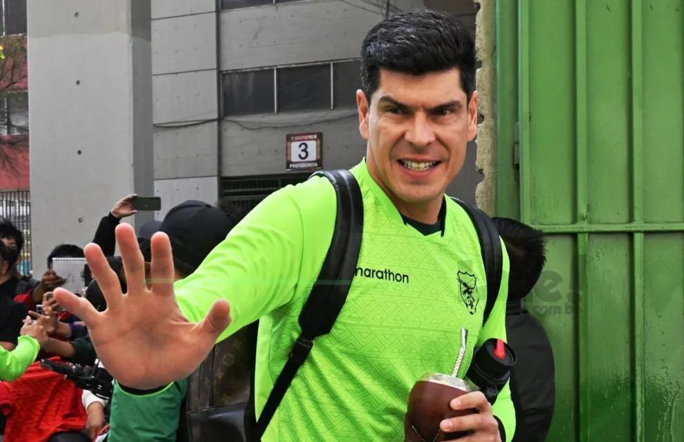 Carlos Lampe saluda a los hinchas antes de un entrenamiento. Foto: Sports 360