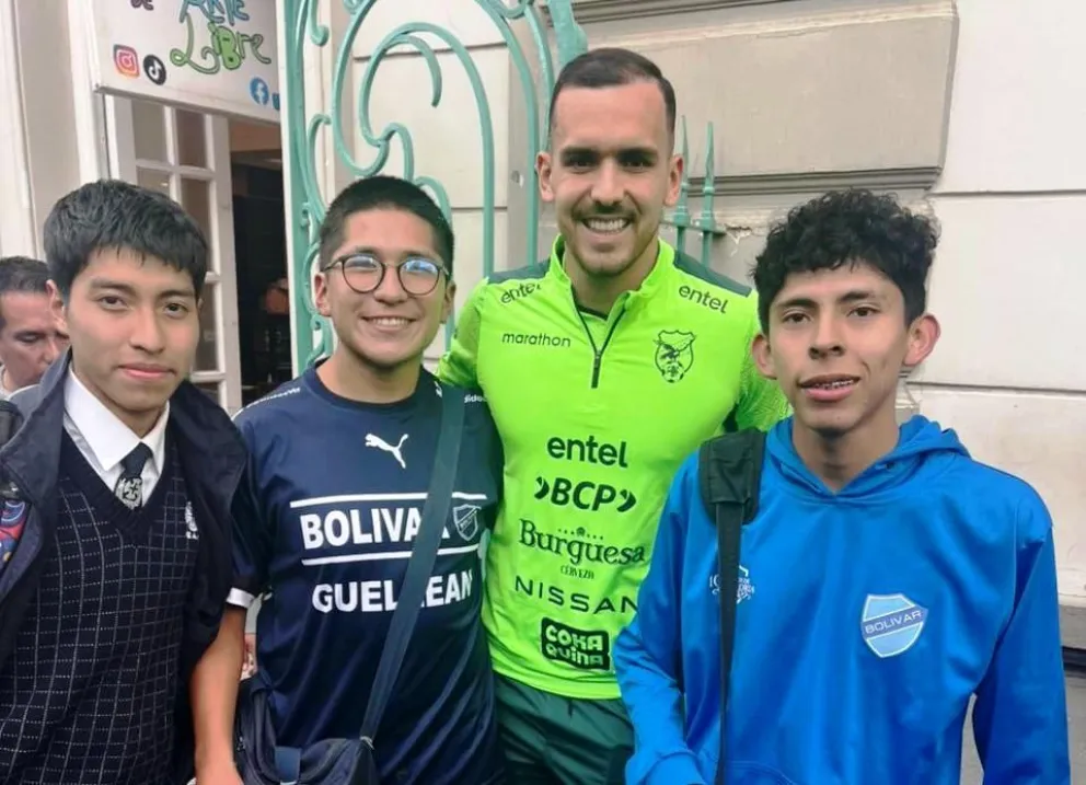 Haquin junto a varios hinchas que llegaron hasta la concentración de la Verde: Foto: AA