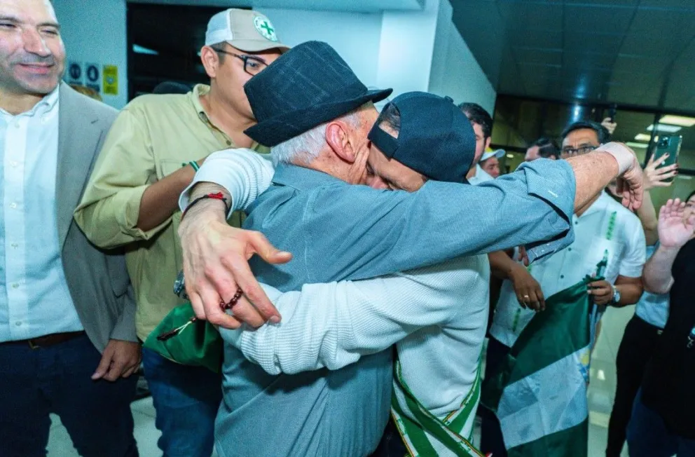 Camacho abraza a su papá en el aeropuerto de Viru Viru. Foto: Gobernación de Santa Cruz
