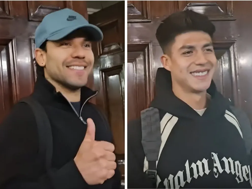 Carmelo Algarañaz (izq.) y Gabriel Villamil en las puertas del hotel de concentración de la Verde: Foto: captura video Futbolmanía