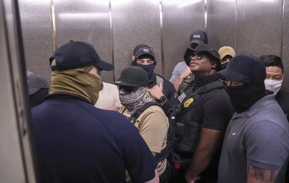 Agentes federales supervisan las audiencias en una corte de inmigración en EEUU. Foto: EFE