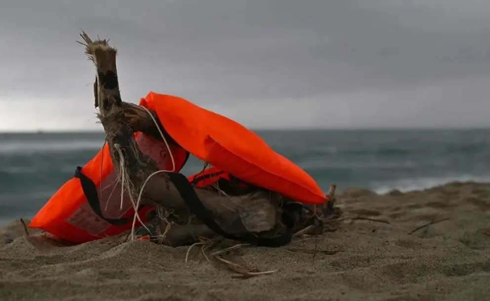 Un chaleco salvavidas arrastrado por la corriente hasta una playa. Foto: EFE