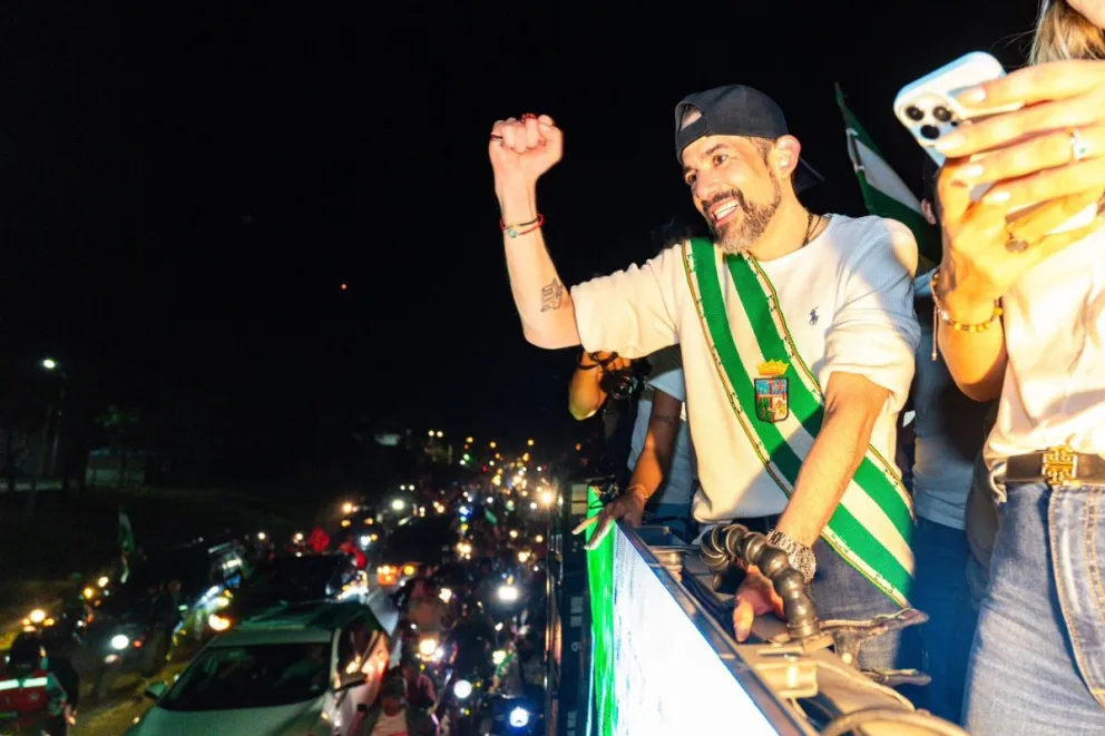 Camacho saluda a sus seguidores la noche de este viernes. Fotos: @LuisFerCamachoV