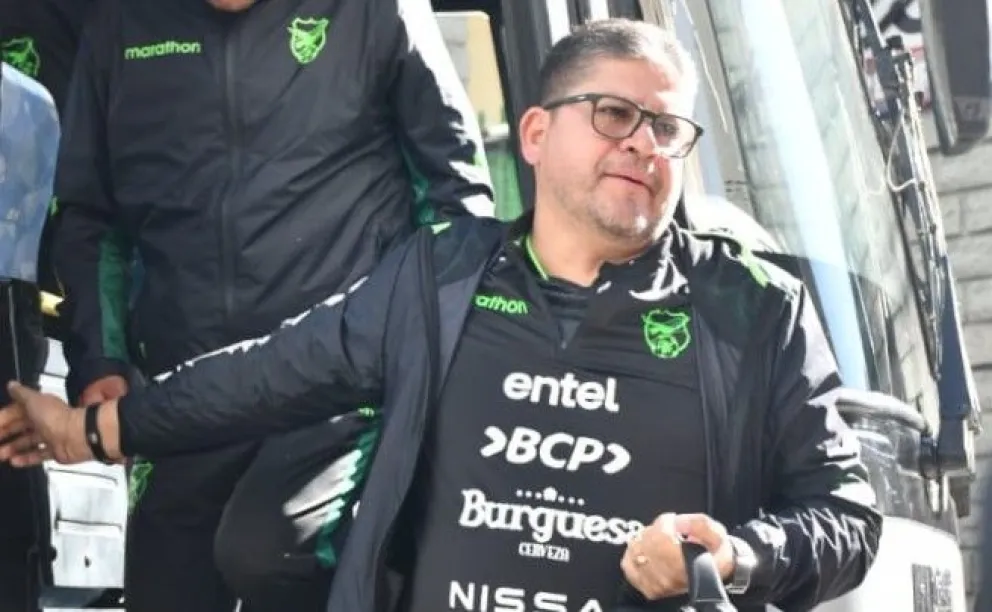 Óscar Villegas desciende del bus que trasladó a la delegación de la Verde de su hotel de concentración al estadio Siles. Foto: APG 