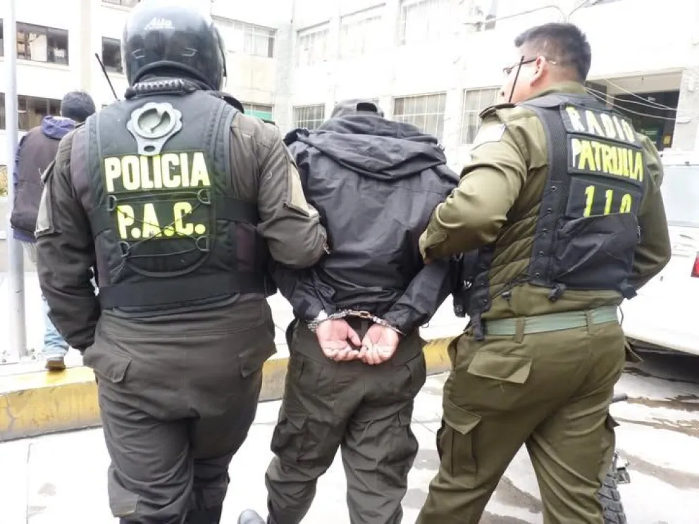 Dos policías con un detenido, en una imagen referencial. Foto: RRSS