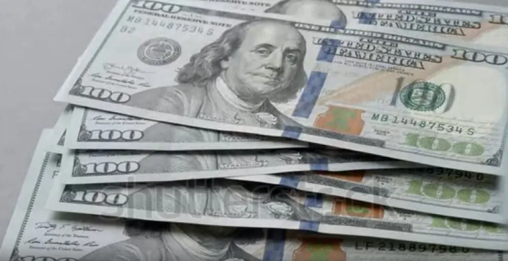 Billetes de 100 dólares en una imagen referencial. Foto: Captura de video