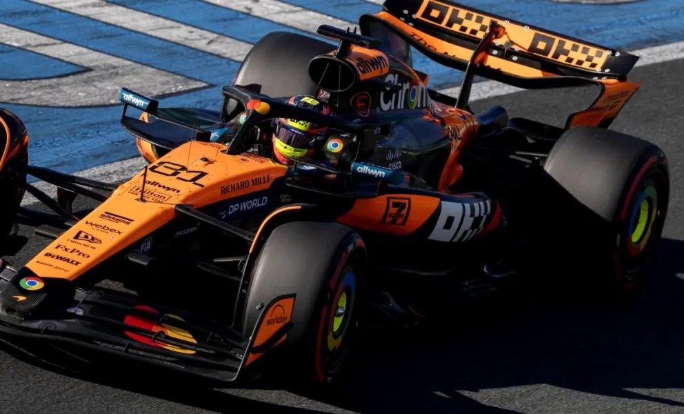 El australiano Oscar Piastri conduce su McLaren en el circuito de Zandvoort, durante las pruebas de clasificación del GP de Países Bajos. Foto: EFE