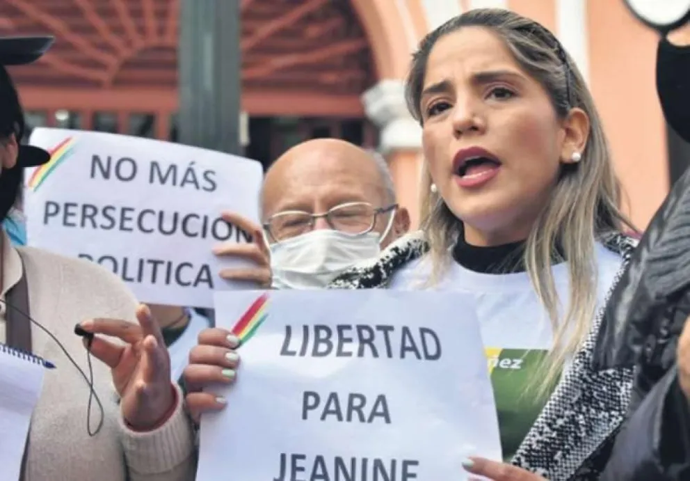 Carolina Ribera, hija de la expresidenta Jeanine Añez, en una protesta anterior. Foto: APG 