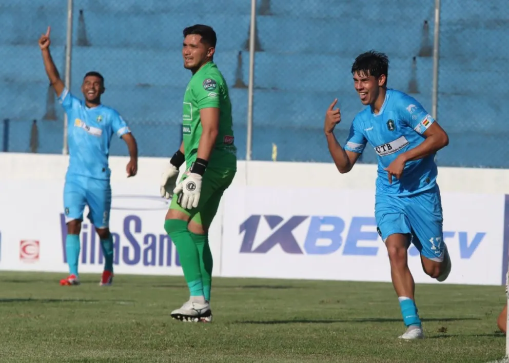 Alcides Ávalos (der.) festeja el segundo gol de San Antonio Bulo Bulo. Foto: Agencia Marka Registrada