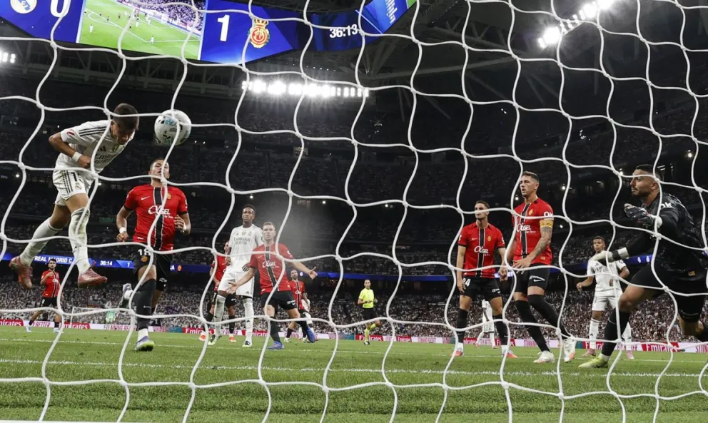 El centrocampista turco del Real Madrid Arda Guler (izq.) marca el empate del Real Madrid. Foto: EFE
