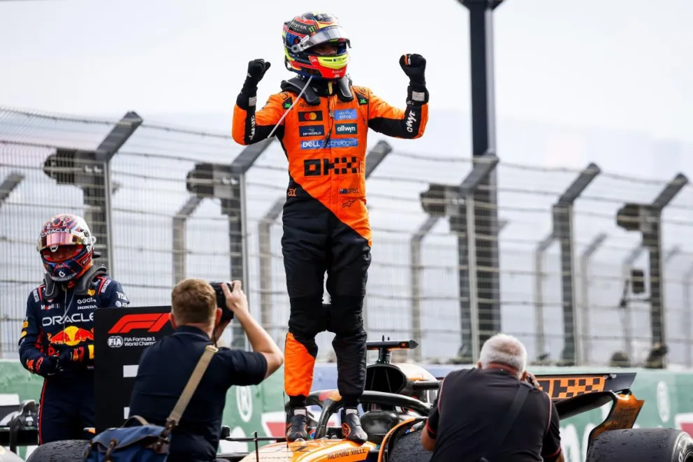 El australiano Oscar Piastri, subido sobre su McLaren, festeja su triunfo en el Gran Premio de Países Bajos. Foto: EFE
