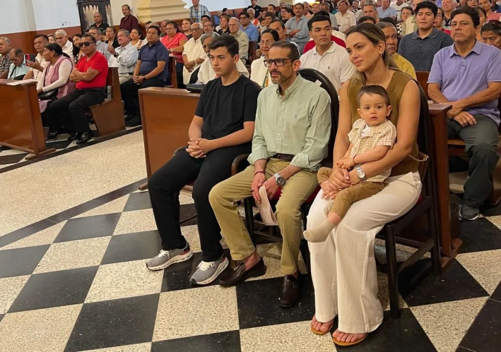El gobernador de Santa Cruz con su familia en la misa de este domingo. Foto: DTV