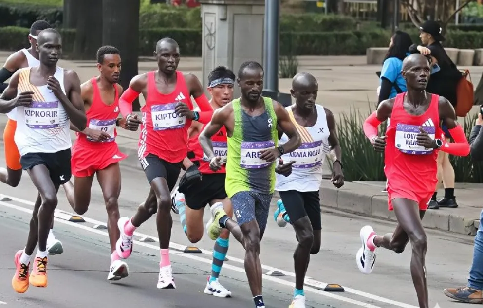 Héctor Garibay aparece justo al centro, con una wincha en su cabeza, entre varios atletas africanos. Foto: Maratón de la Ciudad de México