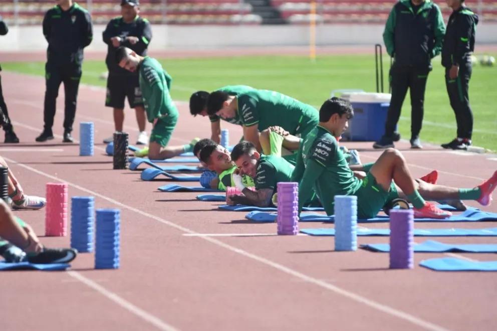 Los futbolistas de la Selección durante el calentamiento en el Hernando Siles. Foto: APG.