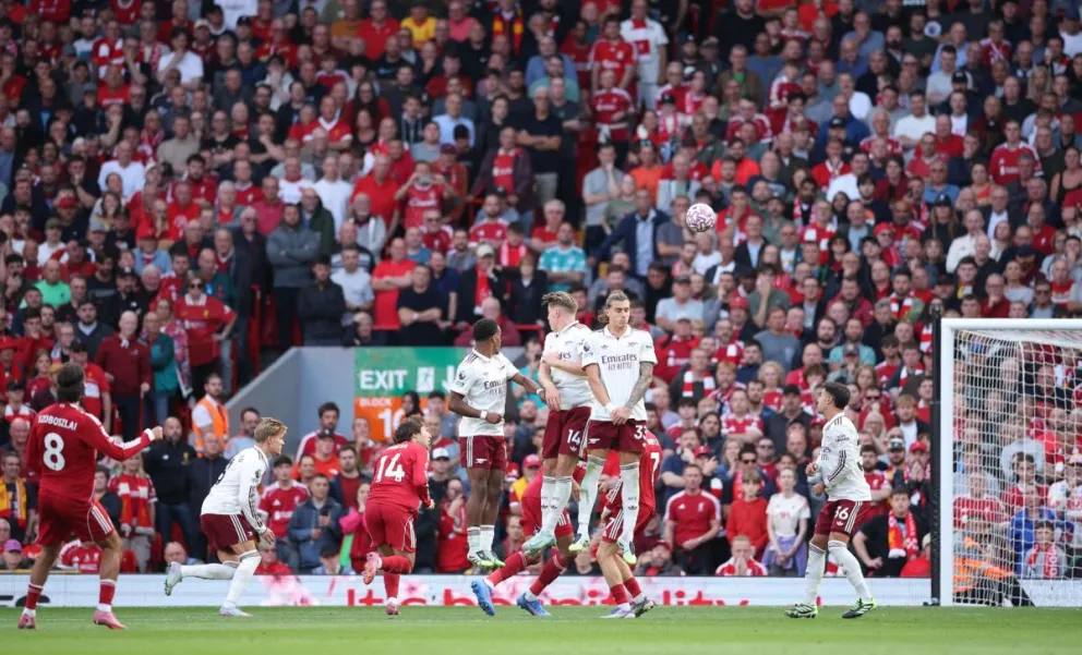 El húngaro Dominik Szoboszlai (8) ya sacó el zurdazo, que se convertirá en el gol del triunfo del Liverpool. Foto: EFE