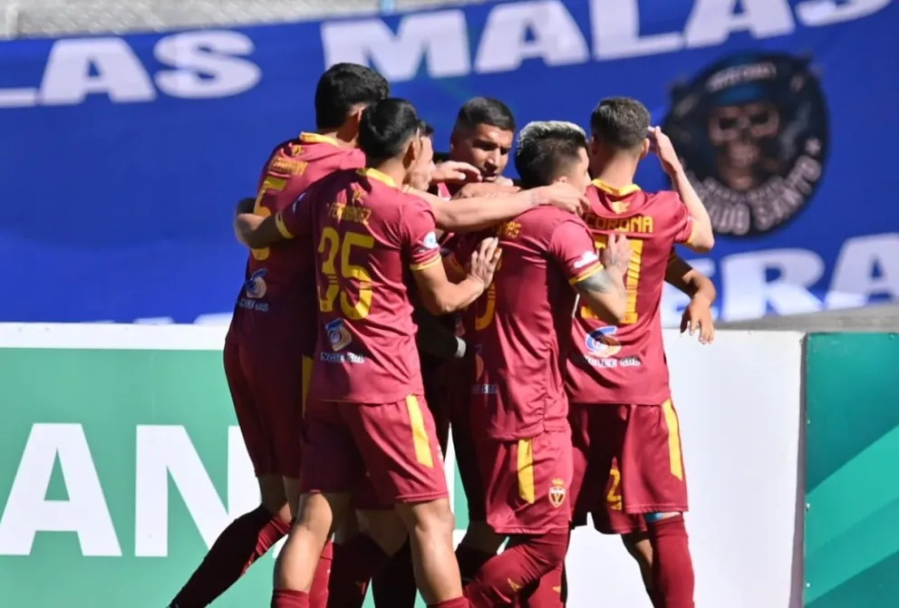 Jugadores de Real Oruro celebran uno de sus goles. Foto: Agencia Marka Registrada.