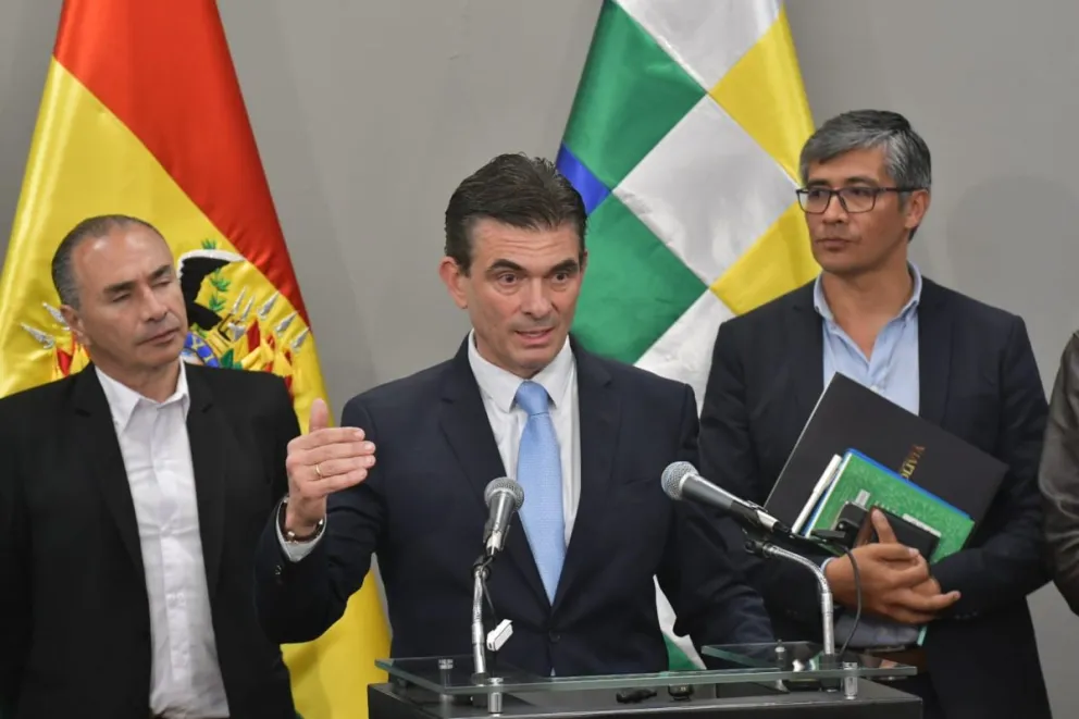 Al medio el candidato a la presidencia por el PDC, Rodrigo Paz y la derecha el economista José Gabriel Espinoza. Foto: APG. 