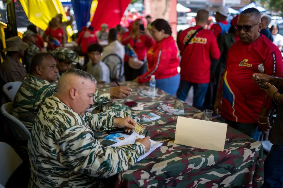 Personas participan en una jornada de alistamiento de milicianos este sábado, en Caracas. Foto: EFE