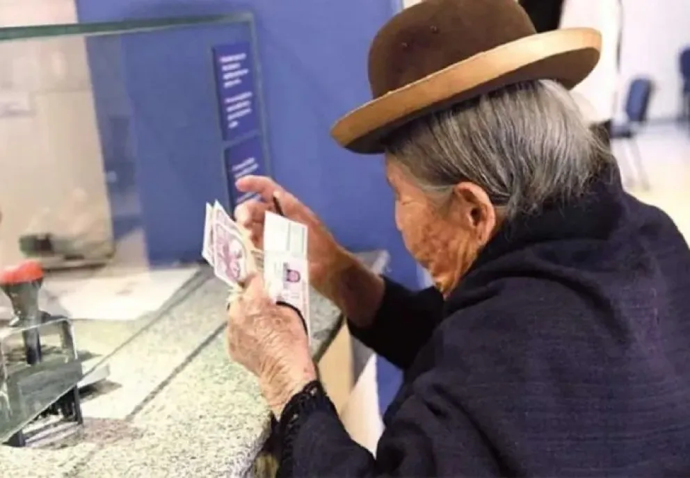 Una adulta mayor cobra su renta dignidad. Foto: RRSS