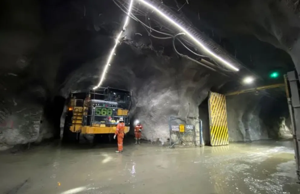 Un camión minero en la mina de cobre Codelco El Teniente en una imagen de archivo. Foto: Infobae