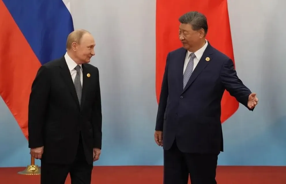 El presidente chino, Xi Jinping con su par Vladímir Putin tras la sesión de fotos de la Cumbre. Foto: EFE