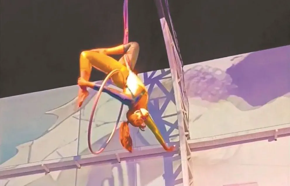 Una artista realiza una marioneta en el aire. Foto: Maroma