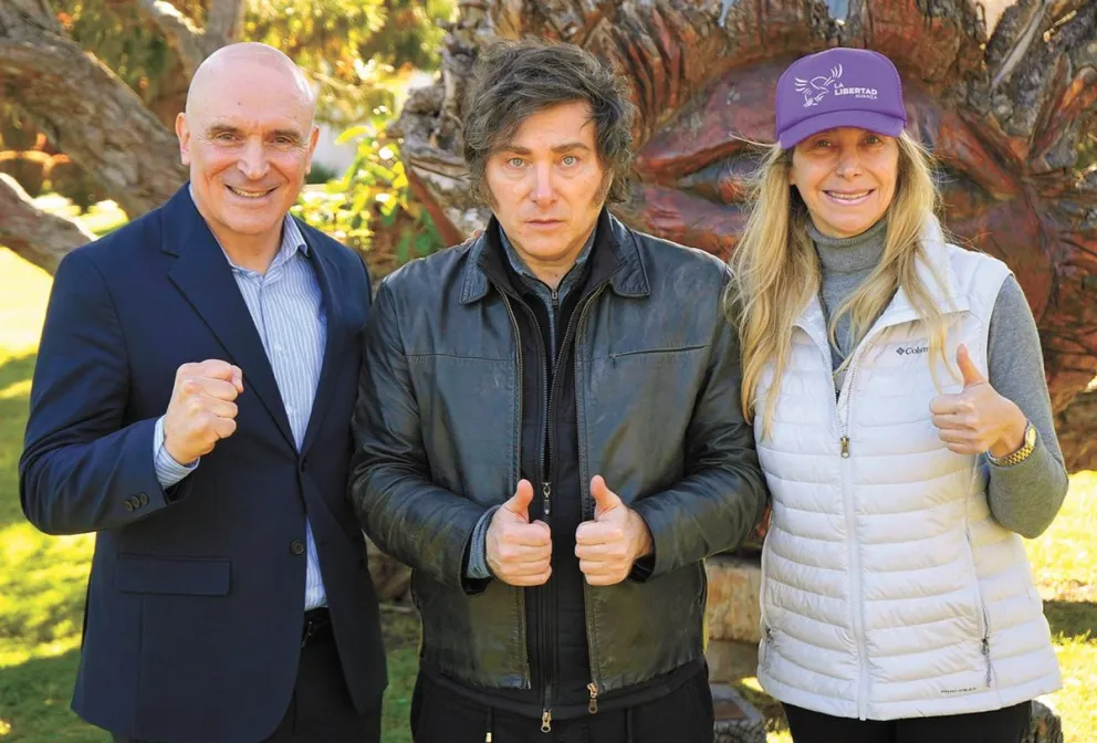 José Luis Espert, el mandatario Javier Milei y su hermana Karina, en una imagen del día en que sufrió la agresión. Foto: EFE