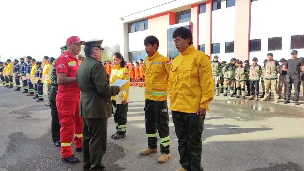 El coronel Freddy Pereira en la entrega de los certificados. Foto: Frecuencia Policial Tarija