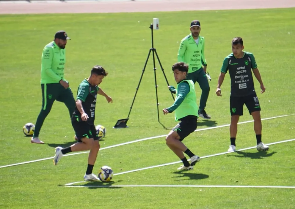 Una incidencia de la sesión realizada este lunes en el estadio Siles. Foto: APG