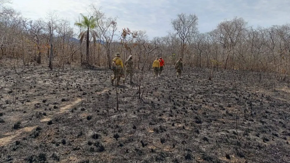 Bomberos intervienen en un incendio en San Matías, Santa Cruz. Foto: Viceministerio de Defensa Civil