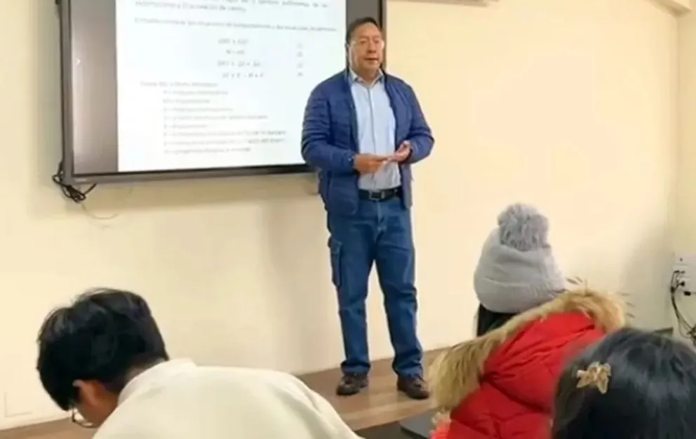 Luis Arce durante una clase en la UMSA Foto: Redes sociales Luis Arce.