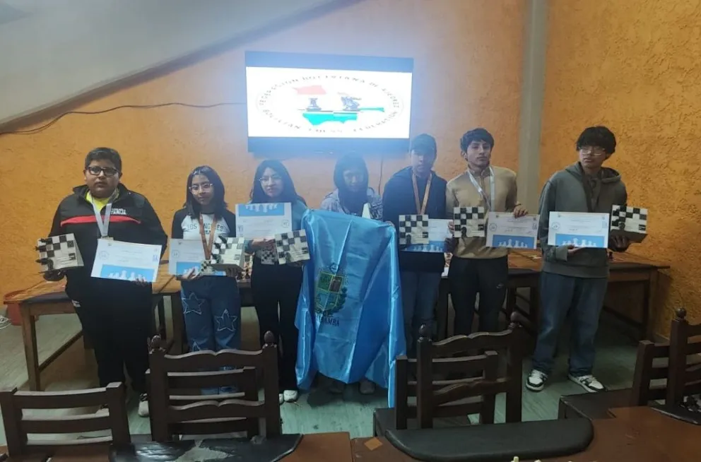 Los premiados del certamen en Sucre. Foto: Federación Boliviana de Ajedrez.