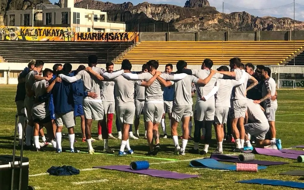 Jugadores del Tigre reunidos en la cancha del Rafael Mendoza, antes de iniciar un entrenamiento. Foto: club The Strongest