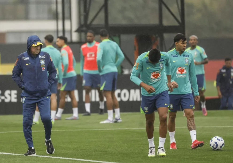 Carlo Ancelotti (izq.) dirige el entrenamiento de la selección brasileña de este lunes en el complejo de fútbol Granja Comary. Foto: EFE