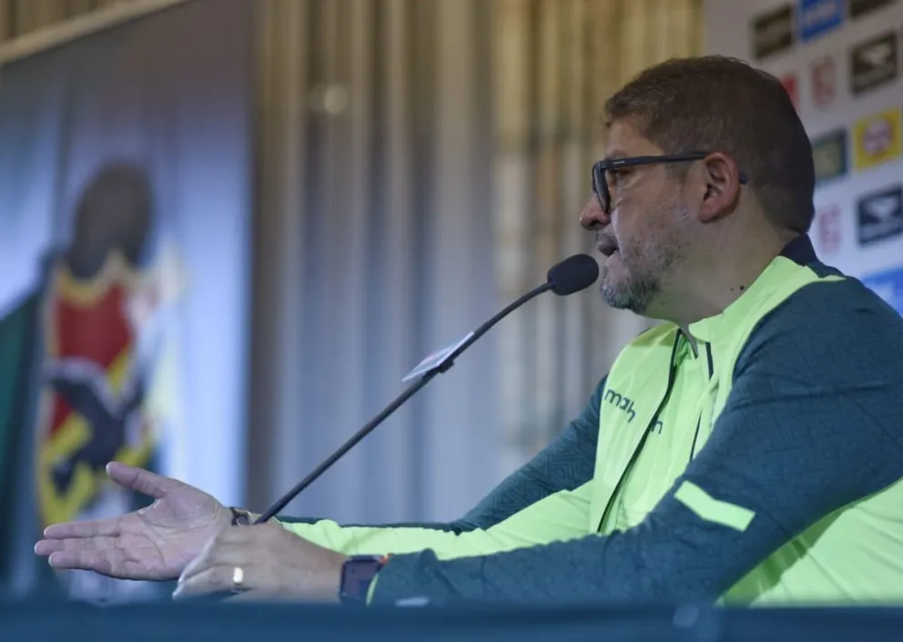 Óscar Villegas, el técnico de la Selección, en la conferencia que ofreció este lunes por la noche. Foto: Marka Registrada