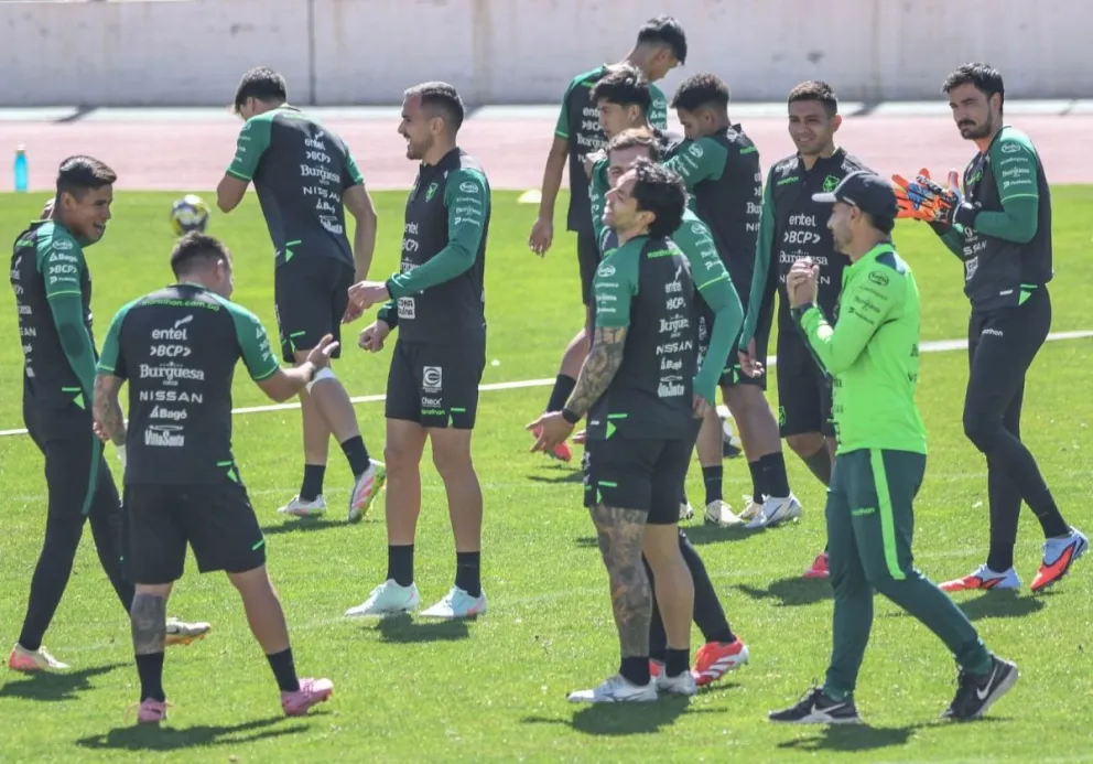 Jugadores de la Selección nacional en el entrenamiento del lunes en el estadio Siles. Foto: Agencia Marka Registrada