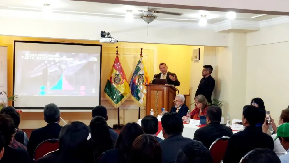 El director del Instituto Nacional de Estadística (INE), Humberto Arandia, presenta los resultados del Censo 2024, en Cochabamba. Foto: ABI / INE