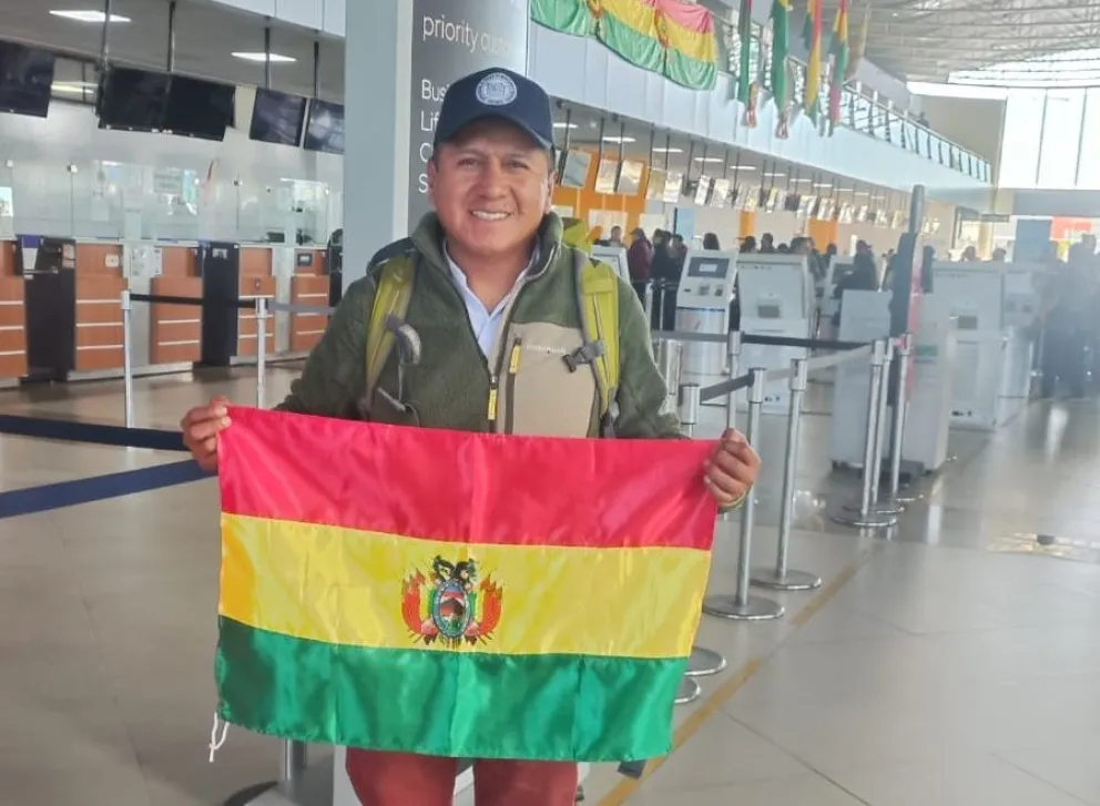 Ayaviri con la tricolor nacional previo a su viaje a Nepal. Foto: Hugo Ayaviri.