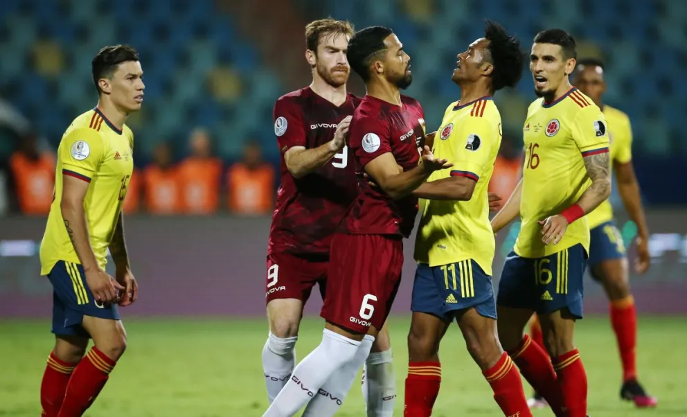 Una incidencia del partido que disputaron en la primera rueda las selecciones de Colombia y Venezuela, que se verán las caras en Maturín. Foto: AD