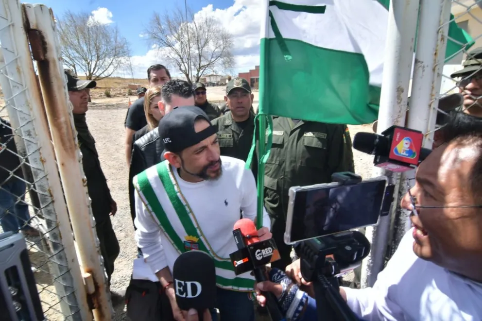 El gobernador de Santa Cruz el viernes pasado, cuando salió de prisión. Foto: APG