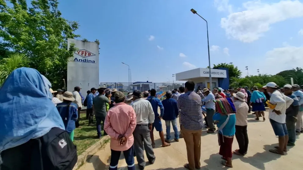 Los movilizados en uno de los pozos en Yapacaní. Foto: El Deber