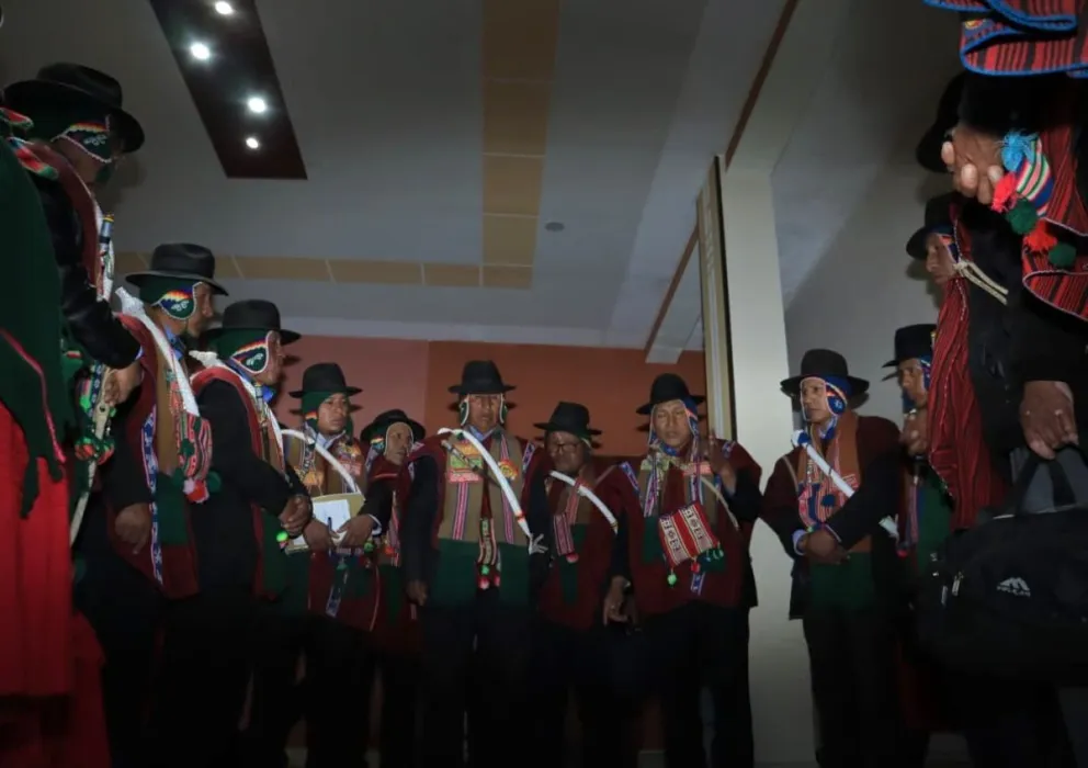 La vigilia duró varias horas en la alcaldía de Viacha. Foto: APG