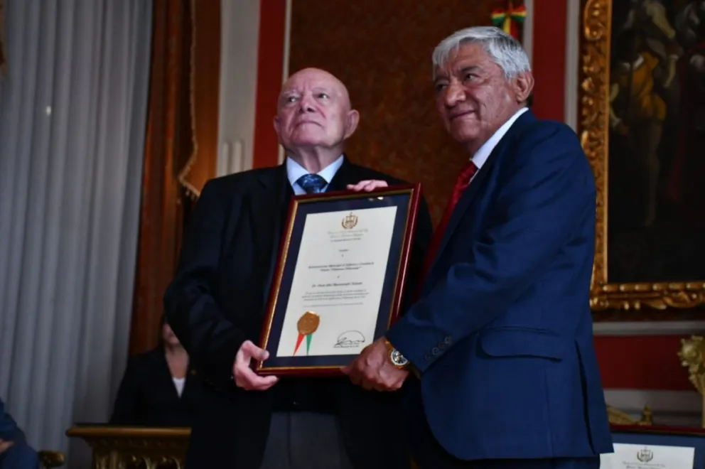 El alcalde Iván Arias con Oscar Hassenteufel en el salón rojo del palacio consistorial. Foto: APG