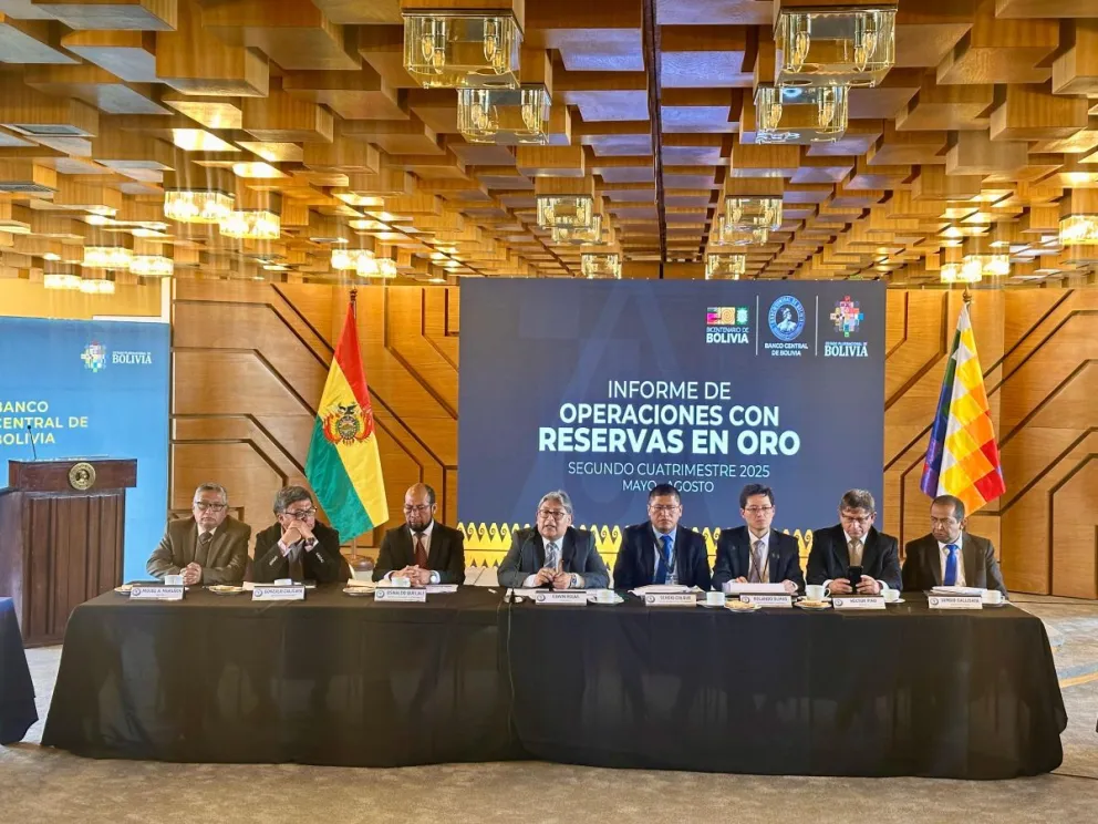 El presidente del BCB, Edwin Rojas junto al directorio de la entidad presentan el informe de RIN al mes de agosto. Foto: BCB