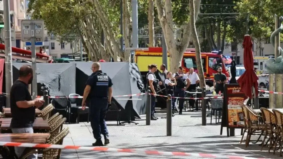 Policías en la escena del acuchillamiento, este martes. Foto: @nmasforo