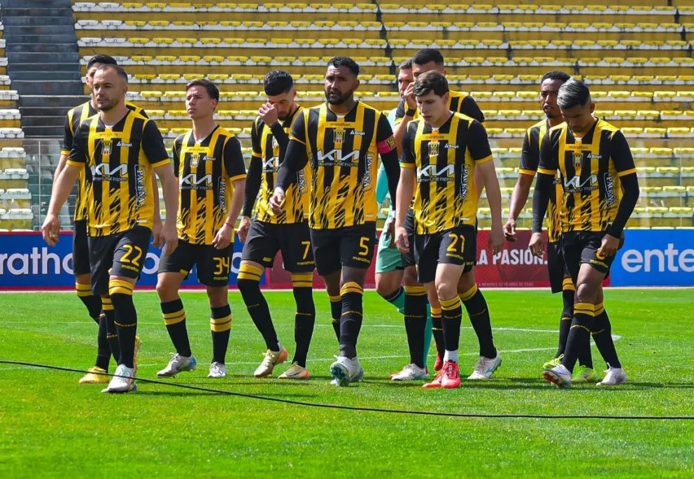 Jugadores del Tigre en el campo de juego del estadio Hernando Siles en el partido con GV San José.  Foto: club The Strongest
