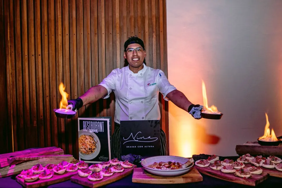 El chef de restaurante Nina muestra su menú para el Restaurante Week. Foto: Restaurante Week
