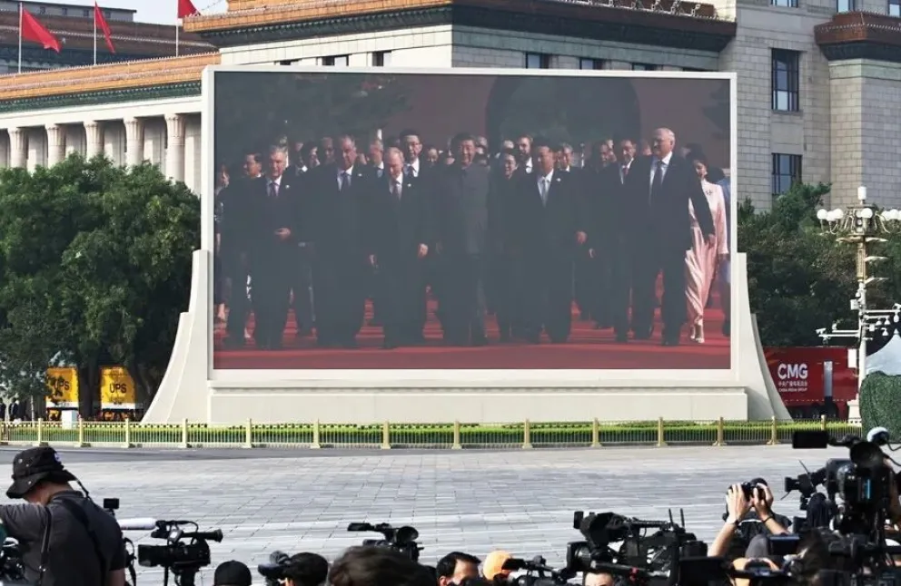 El desfile militar por el fin de la Segunda Guerra Mundial, en Beijing (China). en una pantalla. Foto: EFE